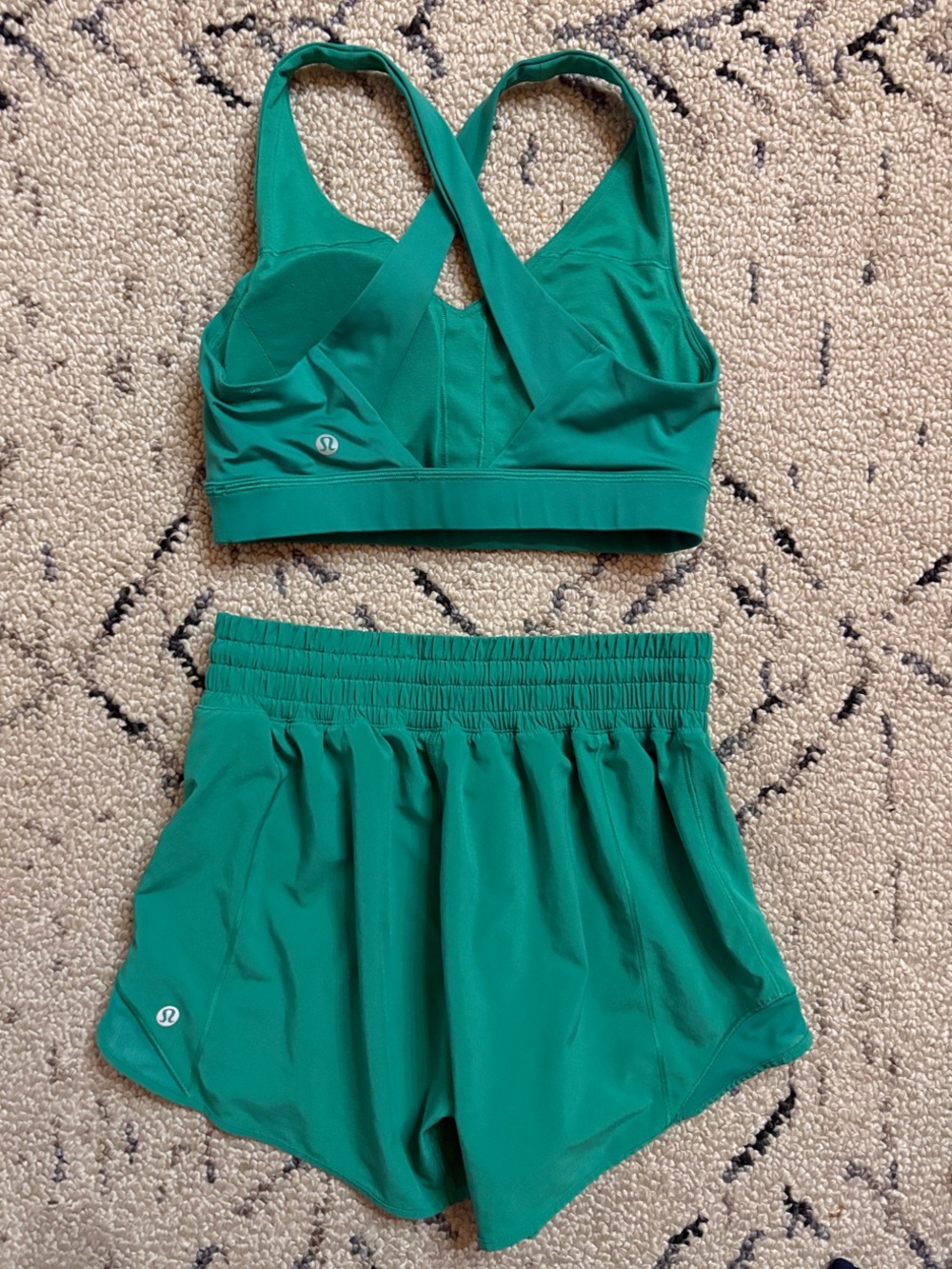 Lululemon set bra 6/ shorts 4 - Picture 2 of 4